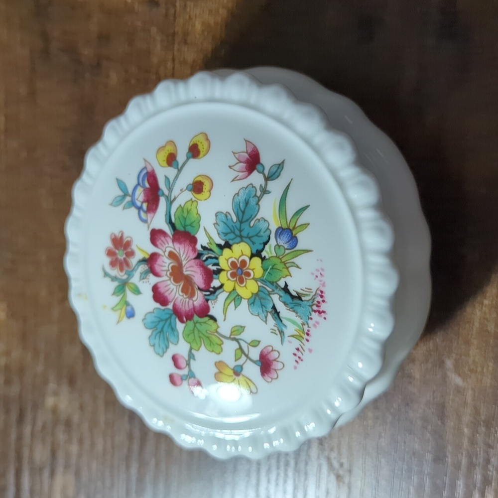 Small bone China coal port Misty rose covered footed dish